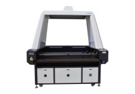 在皮革切割機(jī)廠家采購(gòu)時(shí)要考慮哪幾個(gè)方面？